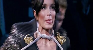 ryu enami sex Cô gái với kính hút phim sex âu vòi nước.