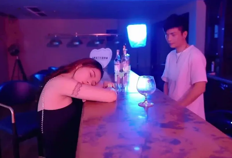 sex việt rên,phim sex bú lôn,phim sex mỹ phụ đề Anh bartender quán rượu đưa em khách hàng say xỉn về nhà rồi tranh thủ …